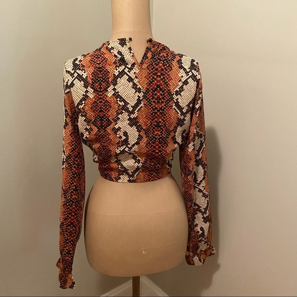 Boohoo Snake print crop long sleeve blouse - Picture 5 of 13
